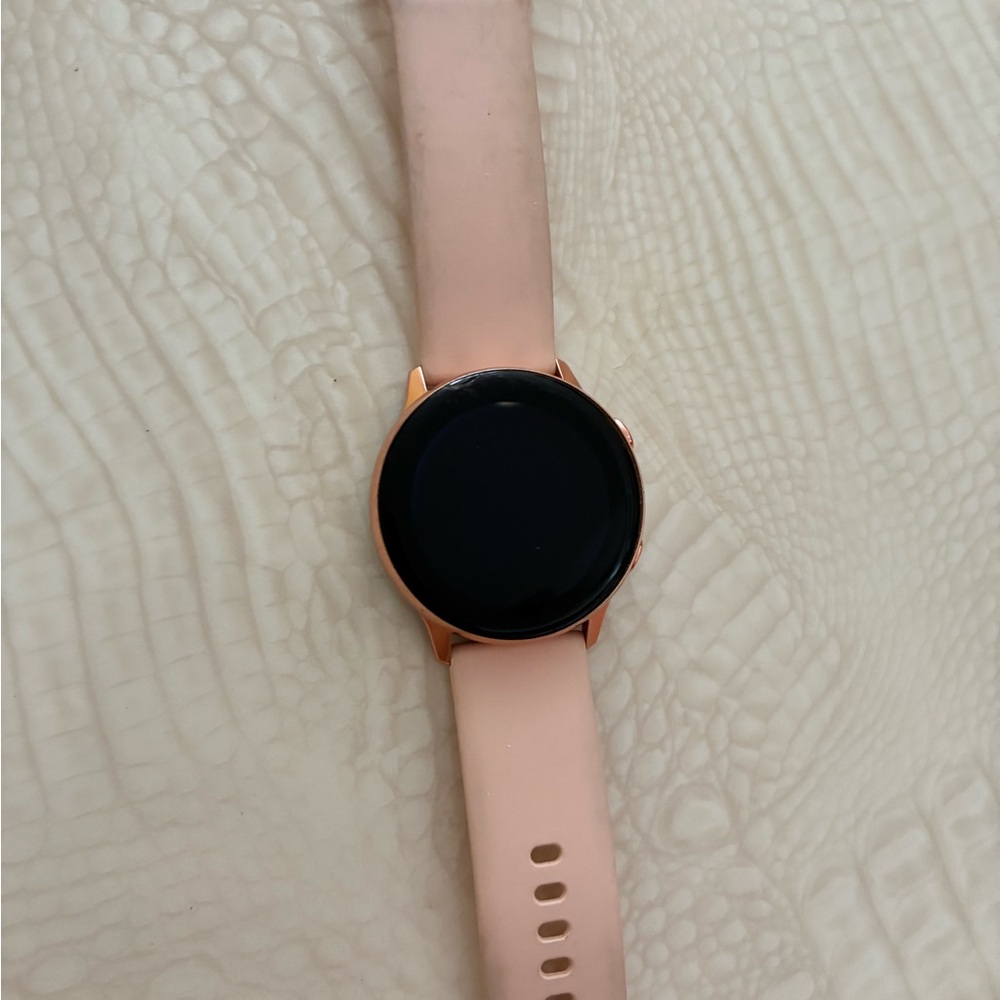 Apple.  Samsung.  Fitbit lot of 25.  for repair broken damaged - Picture 11 of 16